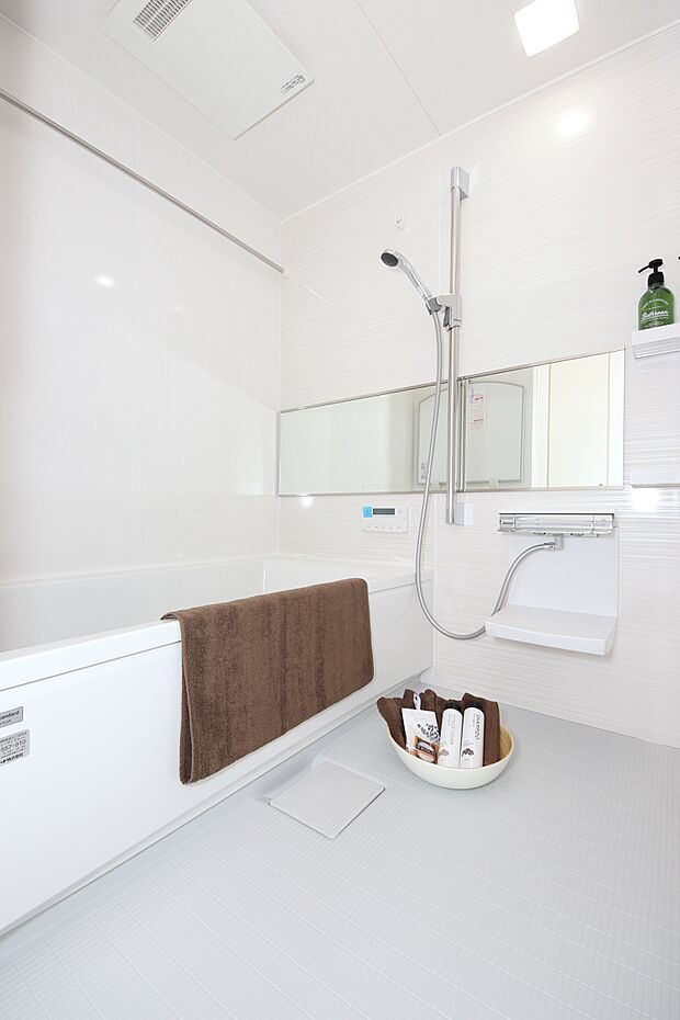 同施工ご参考写真　 広々1坪タイプのゆったり浴室ユニット。防カビ抗菌素材なのもうれしい。