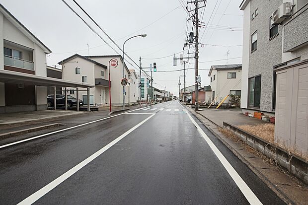 南東側道路は約7.3ｍです。 ご内覧の際にご自身のお車の駐車を試してみてはいかがでしょうか。