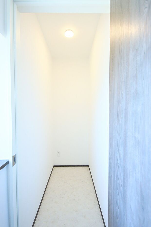 2階廊下収納は奥行があり、季節物やアウトドア用品などの収納に便利です。