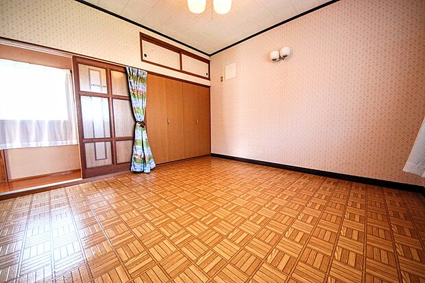 2階洋室約8帖 ゆとりの広さのプライベートルームには、収納充実のクローゼットが。