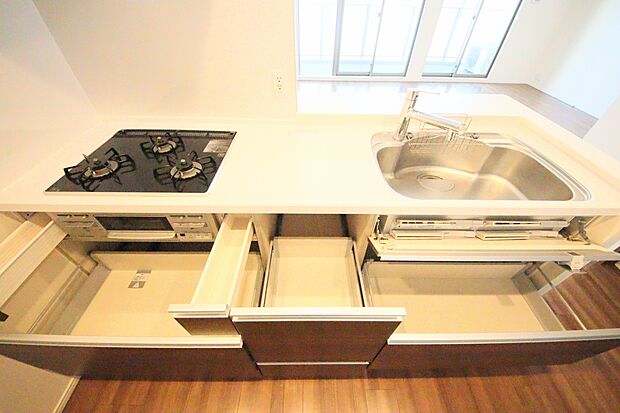 スライド式収納のキッチン収納は奥の物まで見やすく、取り出しやすいなど使い勝手良好です。