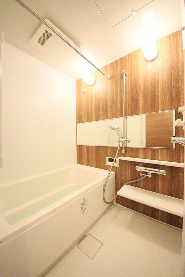 浴室暖房乾燥機付きの浴室はラインドリーパイプやくるりんポイなどの設備も充実しています。