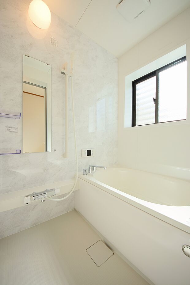 浴槽には滑り止めの凹凸があり、床は濡れた状態でも滑りにくい加工がされている安心設計です。