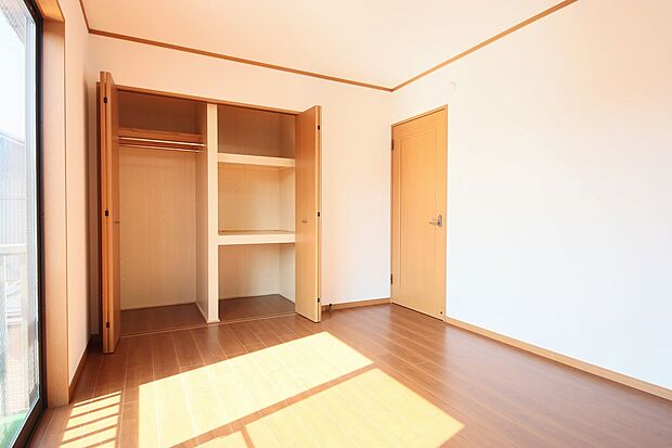 洋室約6帖（2） 収納スペース充実　お部屋を広く使えます。