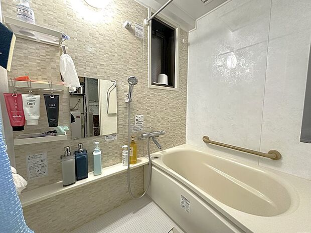 浴室乾燥機付きのバスルーム♪浴室に窓が付いており嬉しいポイントです！