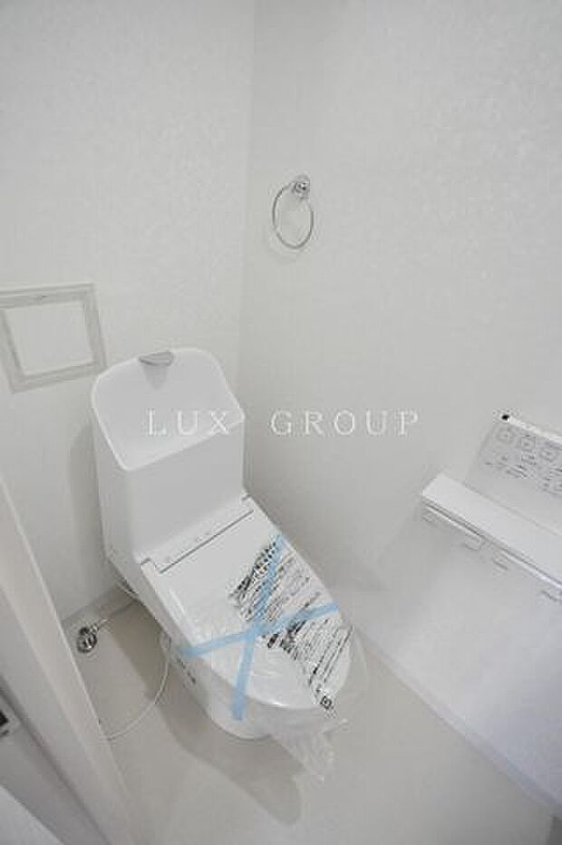 ホワイトベースのシンプルなトイレ。清潔感、爽やかさを感じます。