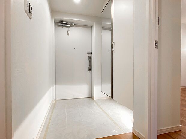 明るくコントラストのある、開放感と清潔感を兼ね備えた玄関。