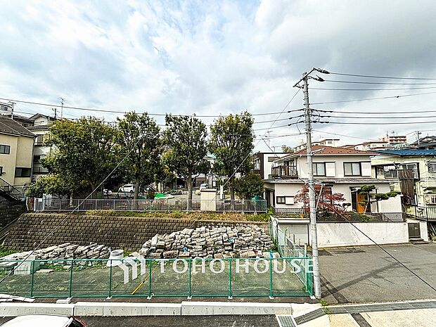 豊かな眺望にふさわしい空間には、通風・採光にも優れ、心地よい光と風があふれています。