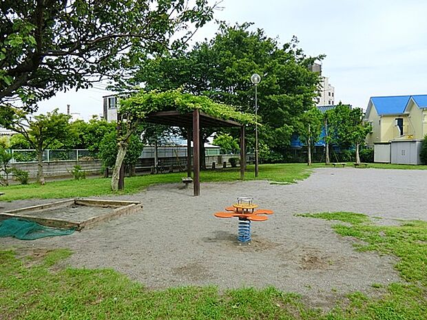 JR辻堂駅北口から徒歩5分。親子でゆったりとした時間を過ごすことが出来る公園です。