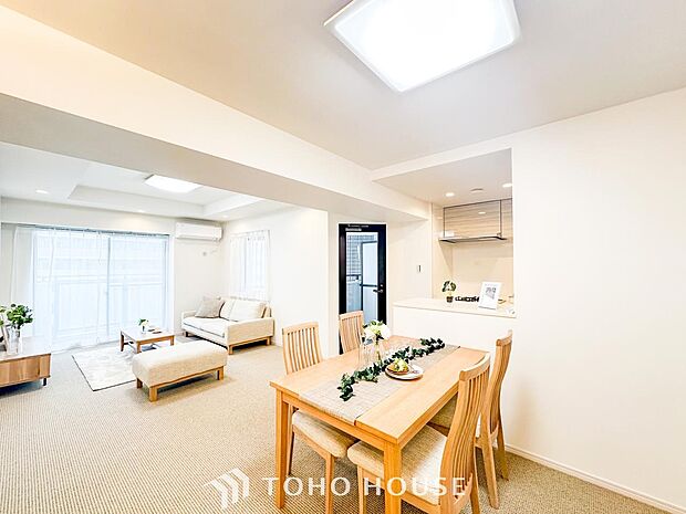 明るく開放的な空間が広がるLDK。室内には豊かな陽光が注ぎ込み、爽やかな住空間を演出。
