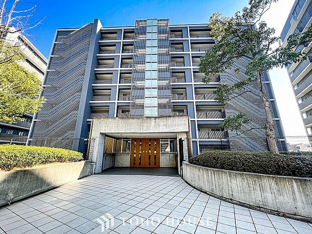 爽やかな青空の下に贅沢なほどに降り注ぐ陽光、豊かな居住性と、クオリティが見事に調和した住空間。