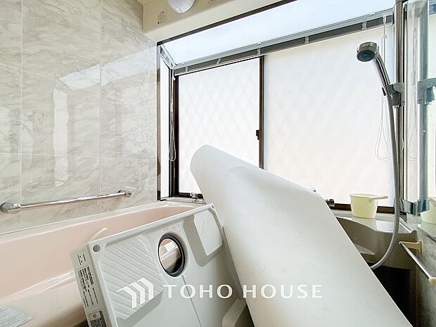 大きな窓の付いている浴室です。自然換気ができ、清潔を保ちます。