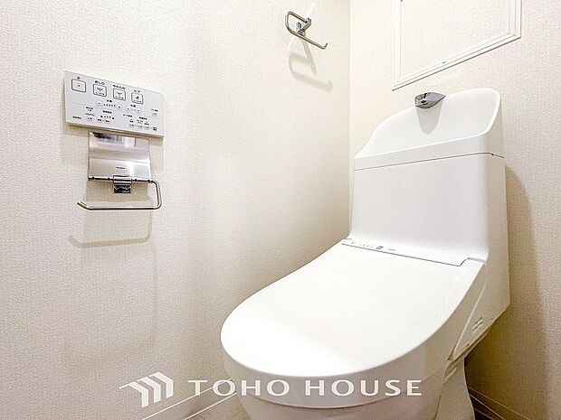 トイレはシンプルにホワイトで統一。