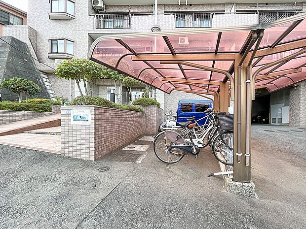 屋根付きの自転車置き場もあり安心です。