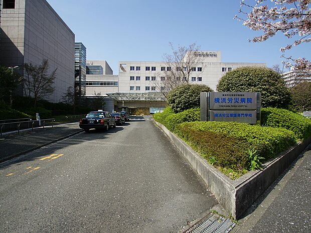 横浜市北東部医療圏の地域中核病院として、平成3年に開設された市内でも有数な規模と実績のある病院。24時間、365日いつでも安心してかかれる救急診療体制でいざという時にも心強い。
