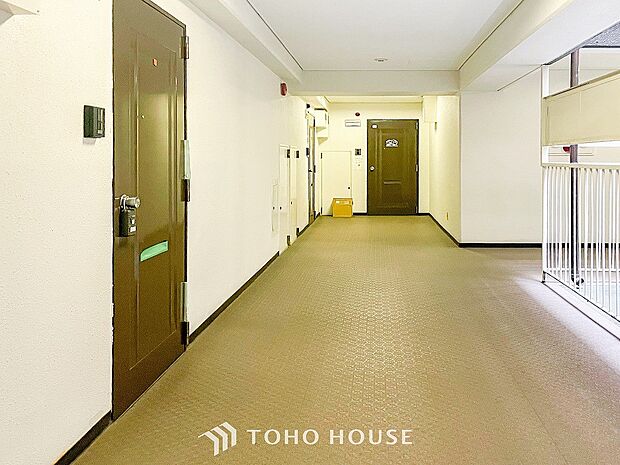 開放的で明るい共用廊下。清潔感があり、行き届いた管理体制がうかがえます。