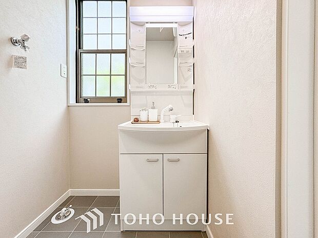 洗面台・洗面所パウダールームはナチュラルな雰囲気で清潔な印象。