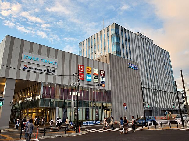 相鉄線を挟んでテラス1とテラス2の2つの建物で構成される大型ショッピングモール。二俣川駅直結の利便とお洒落なカフェや飲食店の充実で、ウィークデーも賑わいを見せています。
