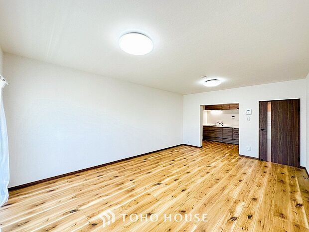 明るく開放的な空間が広がるLDK。室内には豊かな陽光が注ぎ込み、爽やかな住空間を演出。