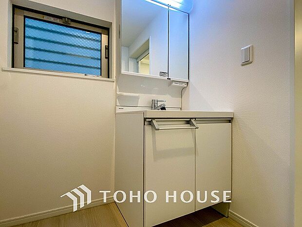 洗面台・洗面所小窓が設置され、湿気がこもりやすい室内の換気・採光に配慮されています。