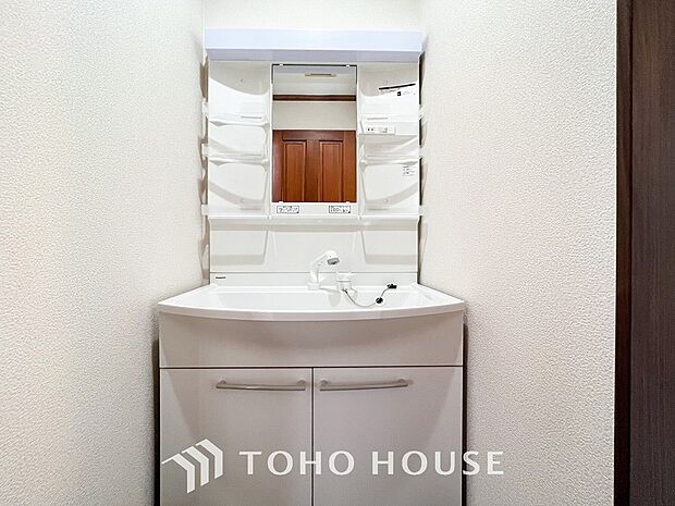 洗面台・洗面所十分な大きさの洗面台は、朝の慌ただしい時間でも余裕とゆとりを感じて頂けます。
