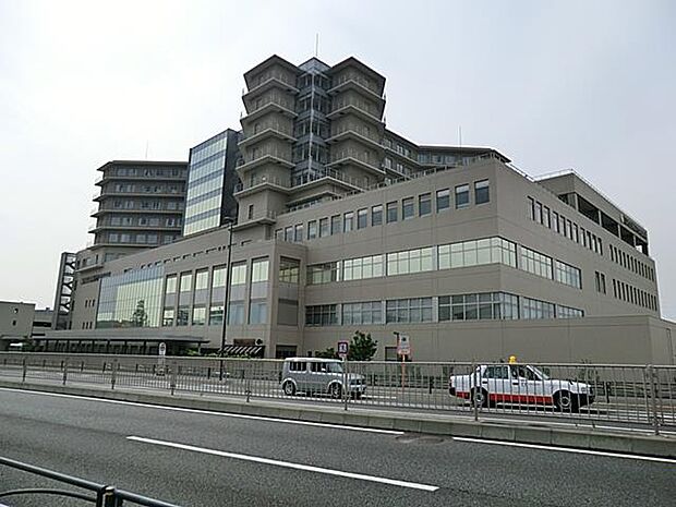 横浜市の中核病院として診療科数31、救命救急センター、集中治療センターなどがある総合病院。