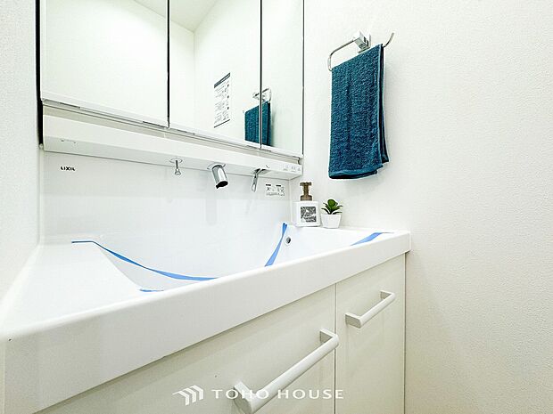 洗面台・洗面所三面鏡裏収納には化粧品や洗面用品類をすっきり整理できます。