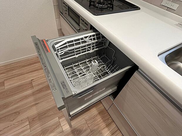 キッチンには食洗機が設置されておりますので、食後の面倒な洗い物を省くことができますね。