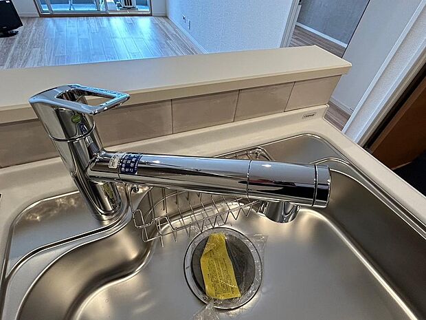 キッチンには食洗機が設置されておりますので、食後の面倒な洗い物を省くことができますね。