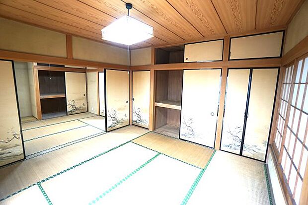 昭和レトロな趣のある和室です。　続き間でとっても広々しています。