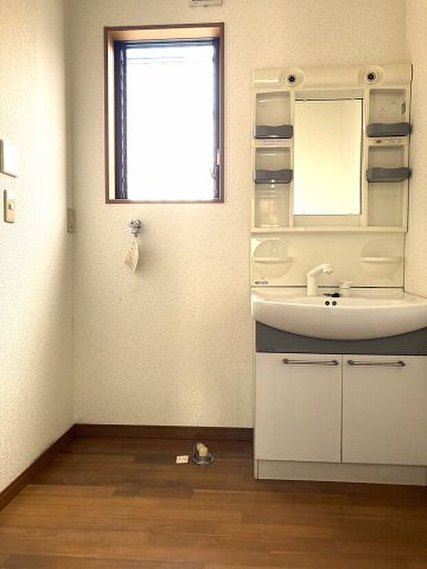 シンプルで使いやすい洗面所です。壁面収納などで自分好みにアレンジすると更に使い勝手がアップします！