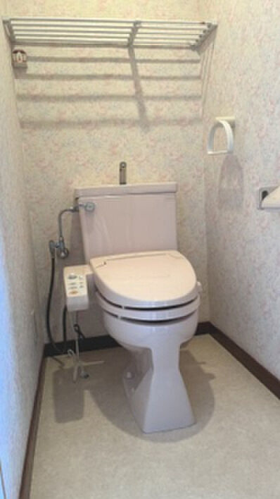 2階トイレ。白基調でまとめられた明るく清潔感のある空間です。