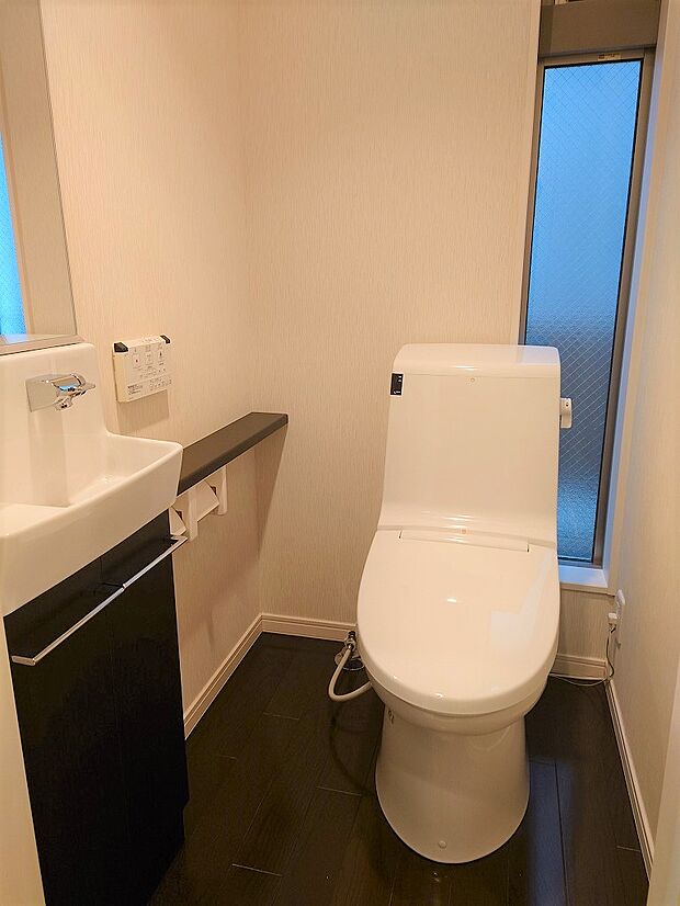 毎日使うトイレ室は白を基調に、飽きのこない空間となっております。