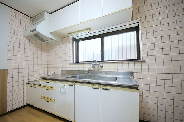 室内（2024年3月）撮影 窓のある明るいキッチン　しっかり換気もできます。