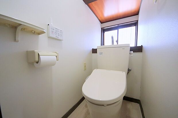 室内（2024年3月）撮影 あかるく、換気も出来るトイレ。ウォシュレット付きです。