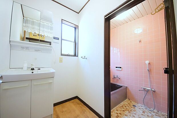 室内（2024年3月）撮影 あかるくて、換気もできる洗面室　2面鏡裏には収納もできます。