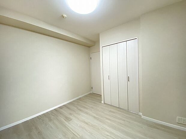白を基調とした明るい室内。気持ちも自然と明るくなりますね。
