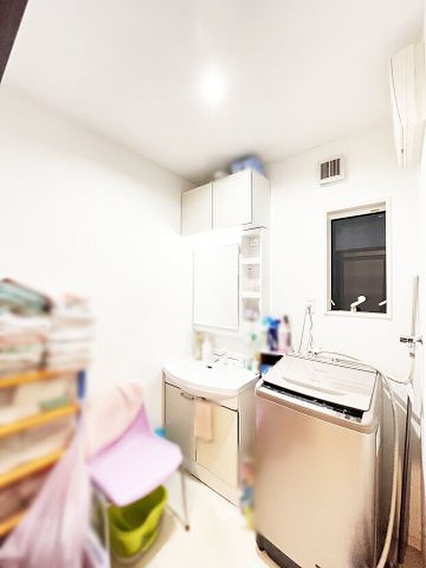 ゆとりのある洗面ルームで身支度ができ、収納棚もございますので洗面用具や日用品の収納場所としてご活用ください。