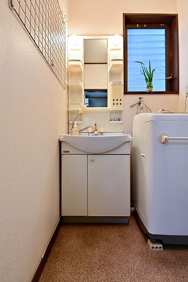 広々ゆとりある洗面所。水廻りも大変丁寧にお使いです。窓完備のため、換気がしやすいのもポイントです。