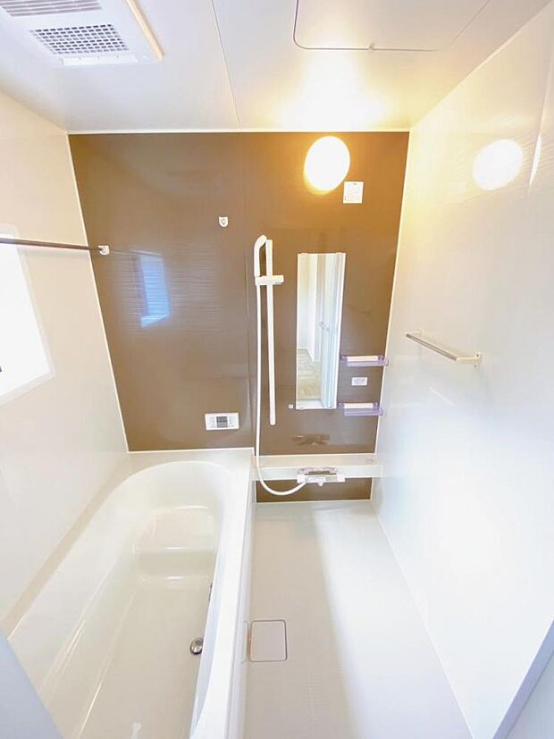 【リフォーム済】浴室はハウステック製の新品のユニットバスに交換しました。足を伸ばせる1坪サイズの広々とした浴槽で、1日の疲れをゆっくり癒すことができますよ。