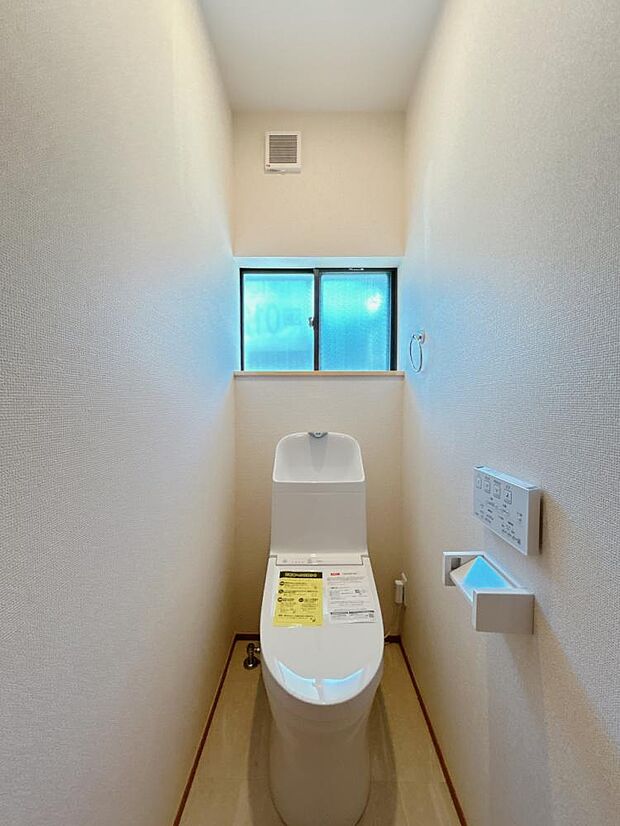 【リフォーム済】TOTO社製のトイレです。「セフィオンテクト便器」搭載で陶器表面の超平滑構造で汚れが付きにくく、付いても落ちやすい仕様になっています。環境にも優しい節水タイプとなっています。