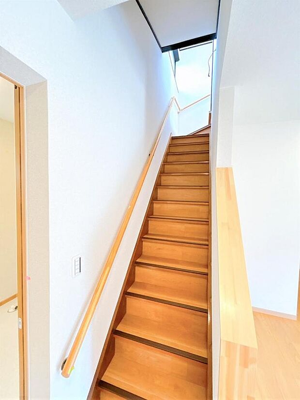 【リフォーム済】階段は踏板をフロアタイル張、天井壁クロス張替え照明交換を行います。