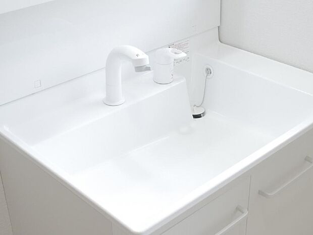 【リフォーム済】新品に交換した洗面台は、花瓶の水汲みに便利なリフトアップ式。伸縮シャワーホースで朝シャンも楽々。エコハンドル水洗で約20％の節水を実現しています。収納スペースもあるので使い勝手も良好で