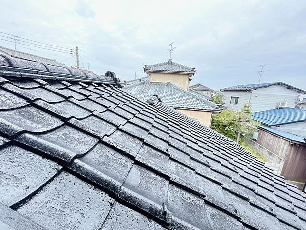 【リフォーム済】屋根・外壁は塗装を行っております。雨漏れの対策工事もしっかり行っていきます。