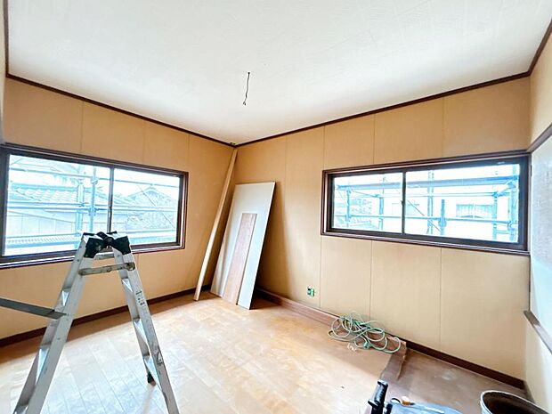 【リフォーム中】2階洋室です。扉の塗装、床材・壁紙の張替えを行います。
