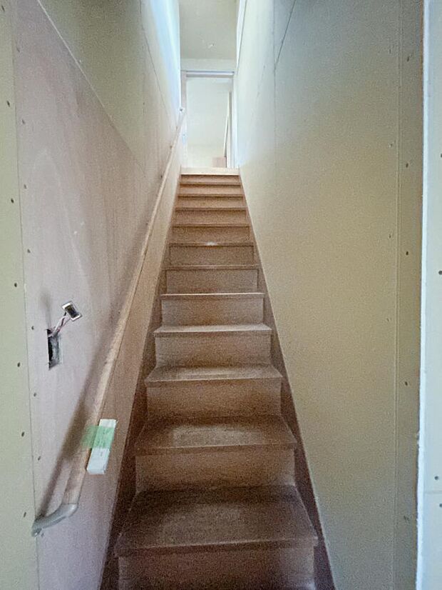 【リフォーム中】階段は床の張替え、滑り止め・手摺の設置で使いやすく安全にリフォームします。
