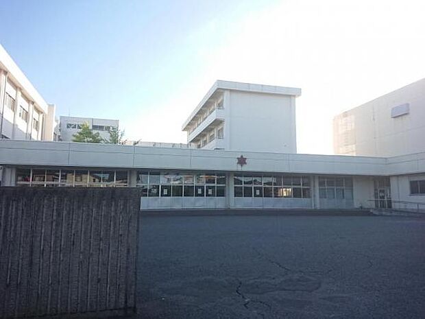 【中学校】黒崎中学校まで約210ｍ（徒歩約3分）です。学校が近いと朝もゆっくりでき、お母さんも安心ですね。