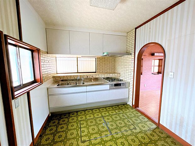 【リフォーム中】キッチンはクリーニングを行います。床や壁紙は張替を行います。