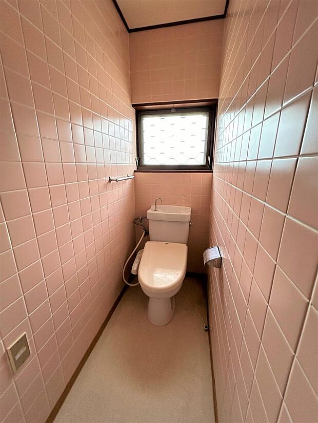 【リフォーム中】トイレは新品の便器便座に交換します。床・壁紙を張替します。