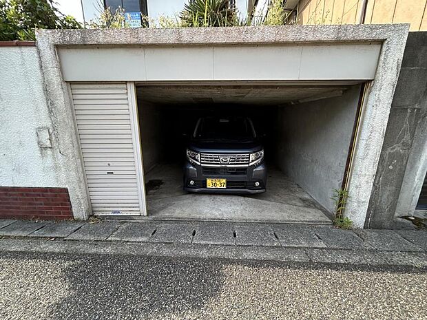 車庫内、駐車1台、高さが175センチメートルです